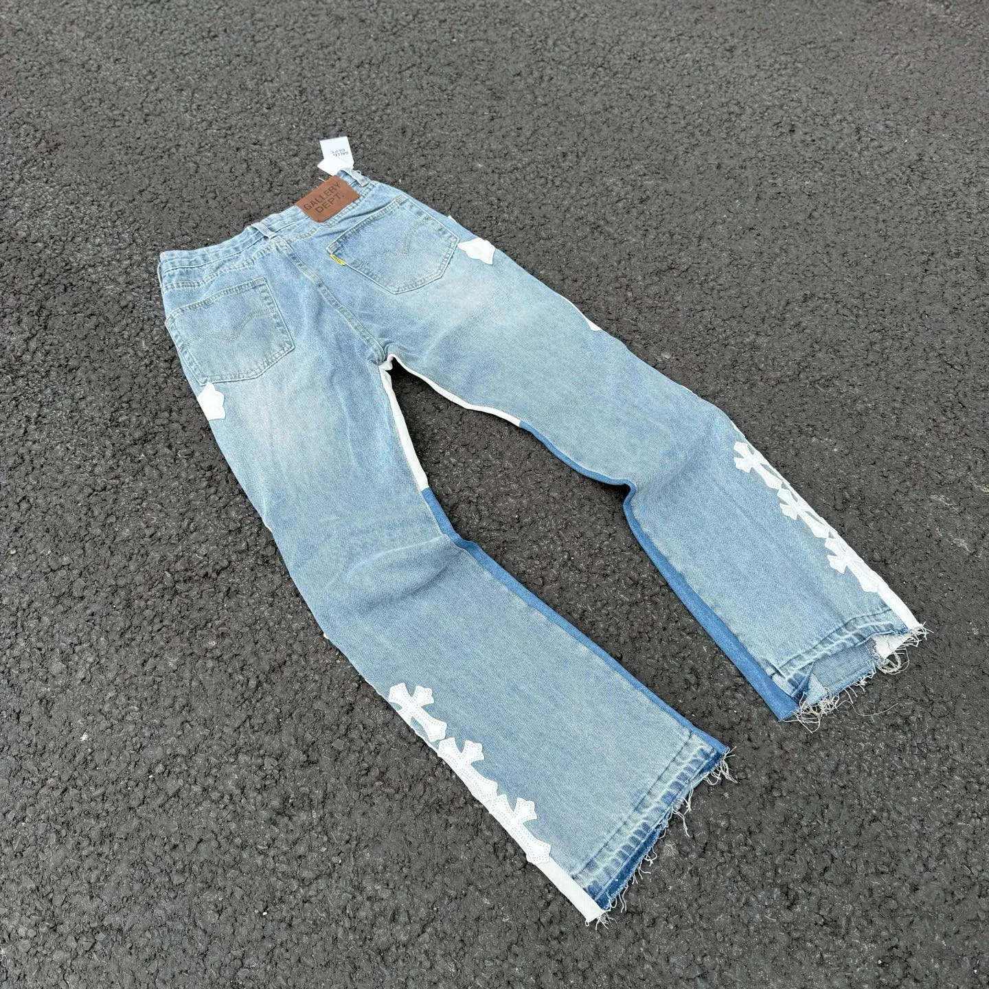 #8146 P290💰 Independent GALLERY DEPT. Vintage multi-leather spliced cross loose washed flared jeans - truly restore the ultimate texture of Vintage - original hardware accessories washed and other elevators, QR code analysis are all purchased from the original factory, high degree of restoration, you are welcome to compare with a certain product~ - Three-dimensional version Loose and comfortable, not picky about the body shape, taller and slimmer, factory Seiko, original factory quality control, same style for men and women, can be matched with couples, versatile recommendation, must-have jeans for all seasons -Size: 28 30 32 34 36